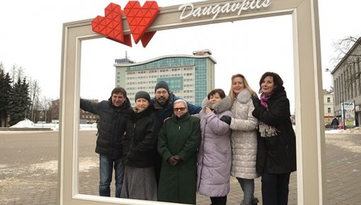 Vienības laukumā var sirsnīgi nofotografēties