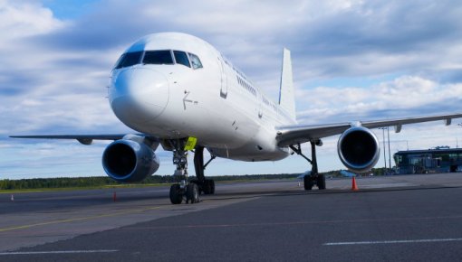 Lidostā "Rīga" uz skrejceļa saslīdējis "Vim Airlines" gaisa kuģis