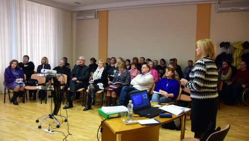 Naujeniešus uztrauc ceļu sliktais stāvoklis un apkures tarifi