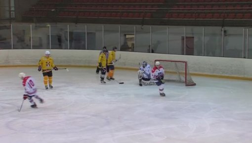 Daugavpils veterāni piekāpās Latvijas hokeja čempionāta līderiem