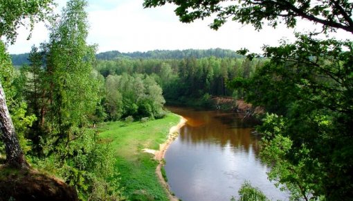 Aptauja: 93% iedzīvotāju par Latvijas bagātību uzskata tās upes un ezerus