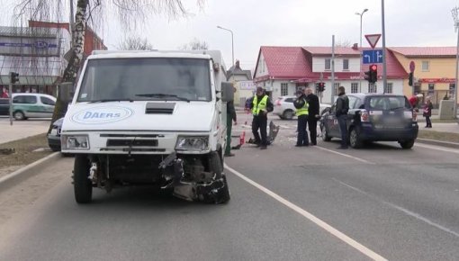 Ceļu satiksmes negadījumā cietušas trīs automašīnas