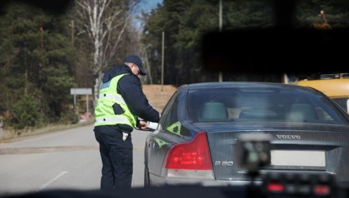 No šodienas ceļu policistam tiesības jādod obligāti rokās