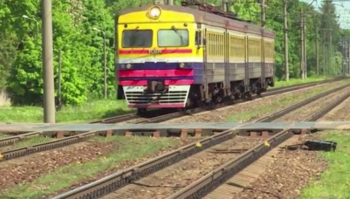 Latvijas dzelzceļš aicina: nelietot mobilās tehnoloģijas dzelzceļa tuvumā!