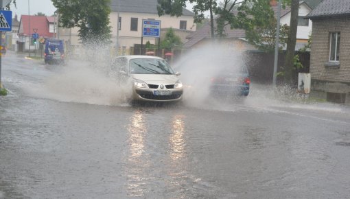 Daugavpilī nolijusi trešdaļa mēneša normas; daudzviet lietusgāzes vēl tikai gaidāmas