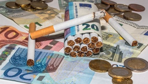 Valdība atbalsta straujāku akcīzes nodokļa celšanu degvielai, cigaretēm un alkoholam