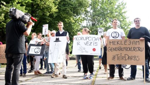 Aptuveni 150 piketētāju pie Ģenerālprokuratūras ar skaļiem saukļiem pieprasa Kalnmeiera atkāpšanos