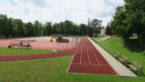 Skolas stadionā atjauno futbola laukumu