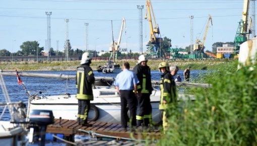 12 cilvēki cietuši ugunsgrēkā uz katamarāna Rīgā