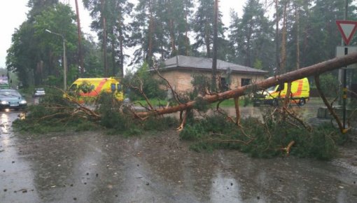 Pērkona negaiss rada postījumus Daugavpils pusē un virzās tālāk pāri Latgalei