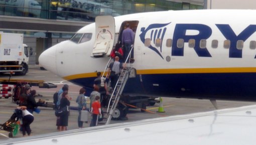 «Ryanair» samazinās maksu par nododamo bagāžu un palielinās tās pieļaujamo svaru