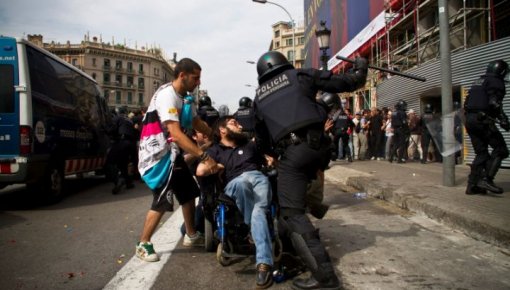 Katalonijā streikā pret policijas vardarbību bloķēti ceļi, notiek demonstrācijas