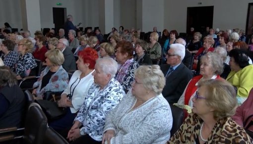 Pensionāri rīkoja izzinošu atpūtas vakaru! (VIDEO)