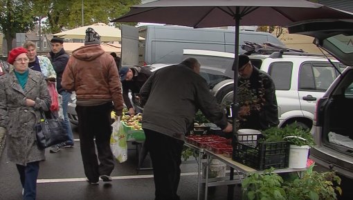 Vakara zemnieku tirdziņš turpinās savu darbību līdz jaunajam gadam (VIDEO)