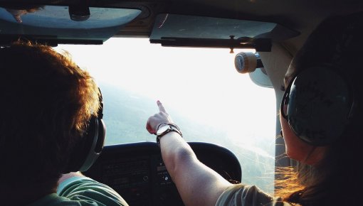 Latgales mežos nomaldījušos ogotājus meklē ar helikopteru