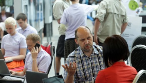 ES ierobežos darbinieku pārsūtīšanu uz bagātākām dalībvalstīm, izvairoties no augstākajiem sociālajiem maksājumiem