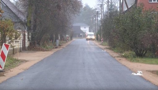 Misēklis ar ceļa zīmēm Ruģeļos (VIDEO)