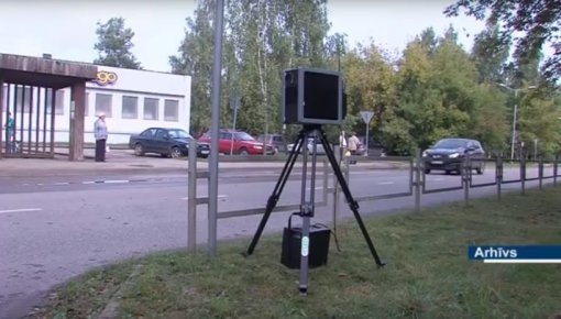 Uz Latvijas ceļiem uzsāk darbību vēl 12 jaunie fotoradari (VIDEO)