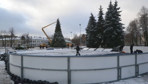 Vienības laukumā uzstāda slidotavu