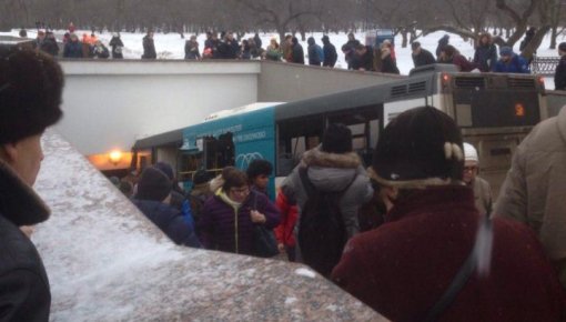 Maskavā pasažieru autobuss iebrauc gājēju tunelī; ir bojāgājušie (VIDEO)