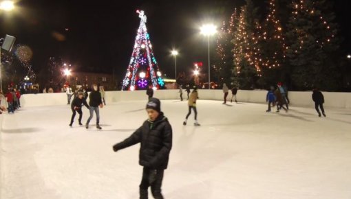 Vienības laukuma slidotavā katru dienu aktīva rosība (VIDEO)