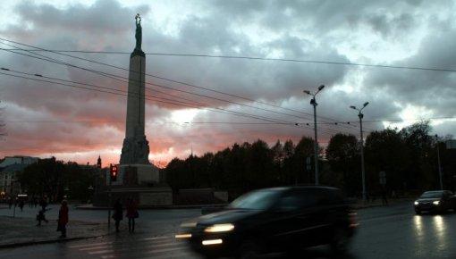 Neuzmanīgs ārzemnieks iebrauc Brīvības pieminekļa laukumā