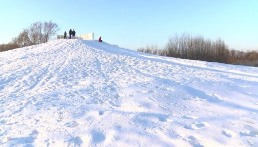 Bērni Esplanādē izbauda ziemas priekus (VIDEO)