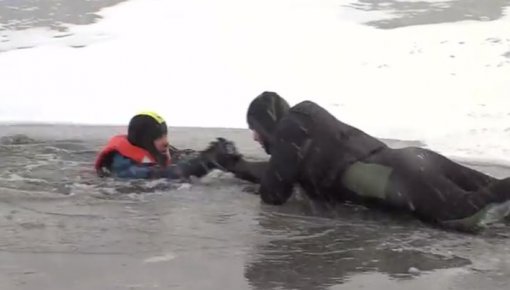 Daugavpils glābēji aizvada treniņus, pārbaudot drošību uz ledus (VIDEO)