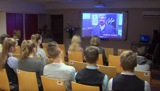 Skolēni piedalījās janvāra barikāžu atceres pasākumā „Ar ticību Latvijai” (VIDEO)