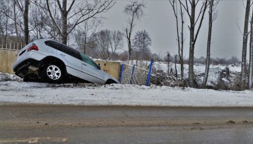 Svētdien ceļu satiksmes negadījumos viens bojāgājušais un 10 cietušie