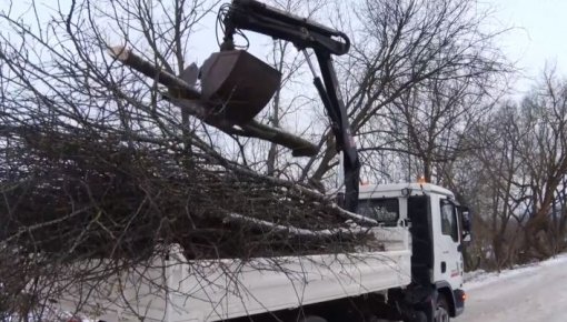 Uzņēmums ,,Labiekārtošana – D” aktīvi strādā arī ziemas sezonā (VIDEO)