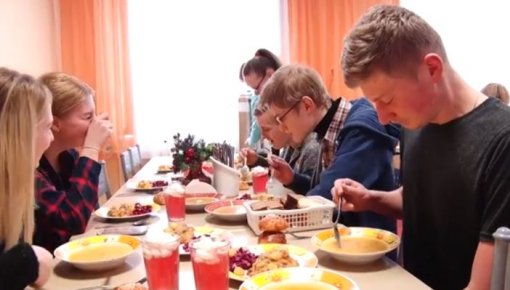 Pilsētas skolu direktori analizēja skolēnu ēdināšanas procesu savās skolās (VIDEO)