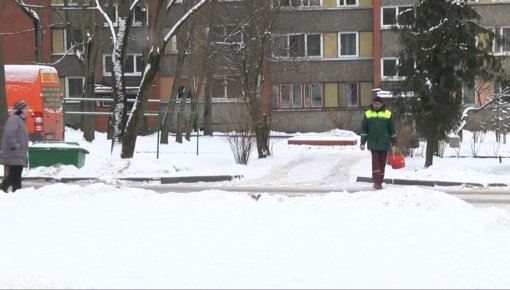 Kāpēc pilsētas pagalmos laicīgi netiek sakoptas teritorijas? (VIDEO)