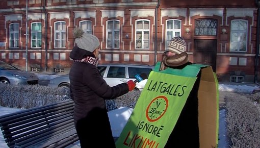 Vietējās avīzes žurnāliste nolēma rīkot protesta akciju (VIDEO)