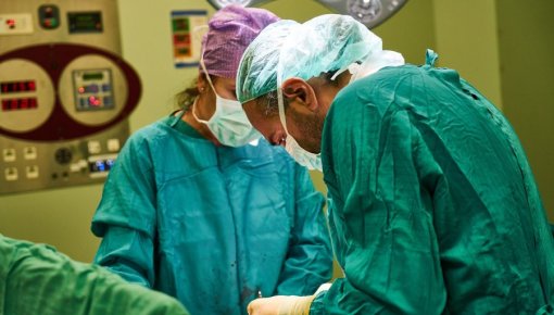 Stradiņa slimnīcā veikta sarežģīta aknu transplantācijas operācija