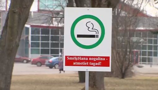 Pilsētas parkos parādījās vietas smēķēšanai (VIDEO)