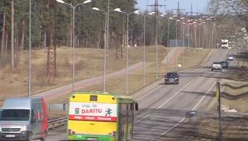 Stropos veras ciet iela autotransportam (VIDEO)
