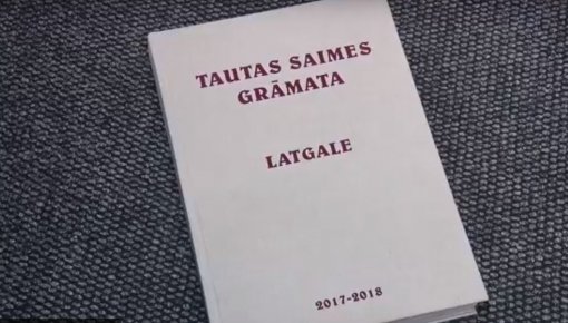 Latvijas valsts simtgadei veltītā Tautas Saimes grāmata bibliotēkā