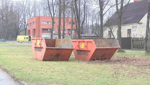 Daugavpilī parādījās konteineri priekš “zaļās masas” (VIDEO)