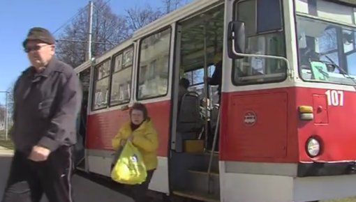 No 13.aprīļa vēl viena iedzīvotāju kategorija varēs izmantot  transportu bezmaksas (VIDEO)