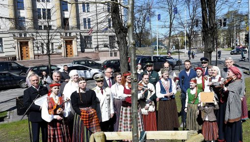 IeM aicina iedzīvotājus apceļot pirms gada uz Latvijas robežas iestādītos 100 ozolus