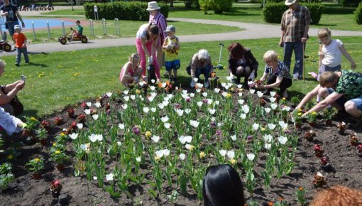 Biedrība "Asmu Latgalīts” Daugavpils iedzīvotājus iesaistīja  akcijā „Iestādi puķi savai mammai!”