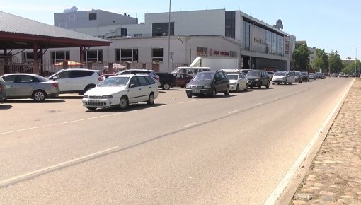 Autostāvvieta Kandavas ielā, pie Centrālā tirgus būs maksas (VIDEO)