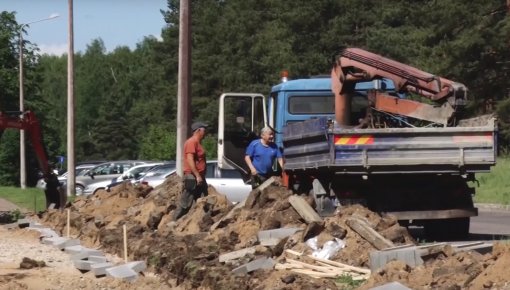 Gājēju trotuāri tiek pārklāti ar asfalta segumu (VIDEO)