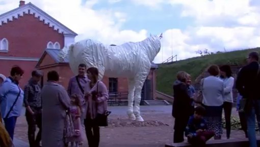 Daugavpils cietoksnī atklāta mākslas galerija – salona “Baltais zirgs” (VIDEO)