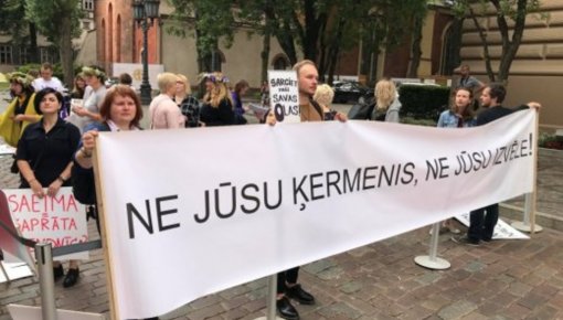 'Stulbi likumi – Latvijas 'Nokia'': piketē pret nedzemdējušu sieviešu ierobežošanu