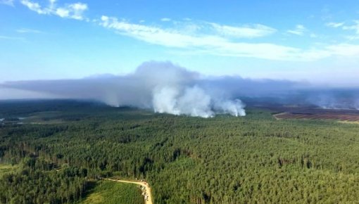 Dūmi no Valdgales ugunsgrēka veido smogu Lietuvas ziemeļos