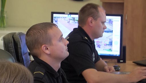 Ceļu policijas darbiniekiem plānots piešķirt personīgas kameras (VIDEO)