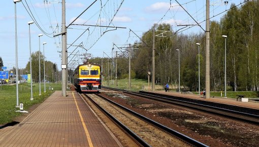 Izsludina 425 miljonus eiro vērto dzelzceļa elektrifikācijas pirmo iepirkumu