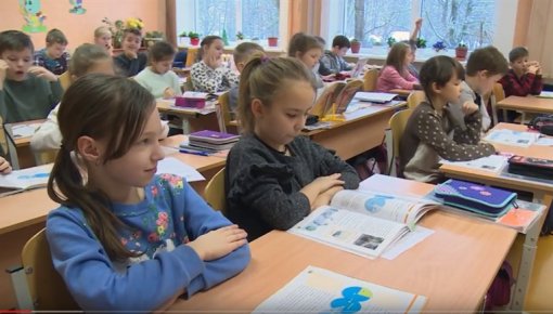 Pedagogu minimālā alga no septembra pieaugs par 30 eiro (VIDEO)